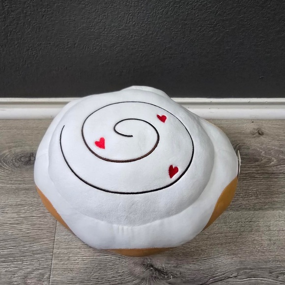 NWT Food Sweet Plush Cinnamon Roll Pillow Swirly Icing Top With Hearts - Picture 7 of 7